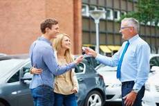 Un couple pendant la vente d'une voiture à un concessionnaire reprise voiture plus de 10 ans