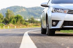 Une jeune femme au volant de sa voiture avec son permis de conduire permis de conduire cout