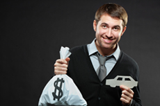 Un homme heureux de vendre sa voiture Comment vendre une voiture