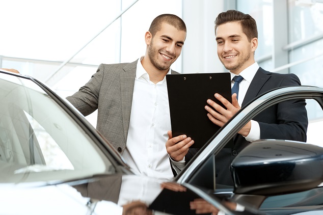 cote Audi hommes devant voiture