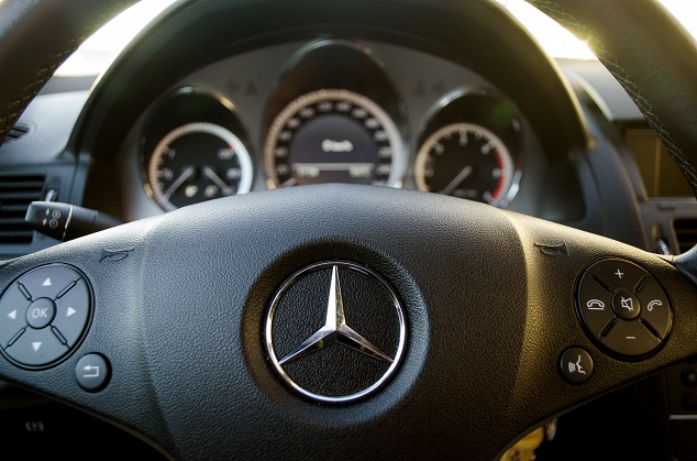 Une mercedes sur route Une mercedes sur route