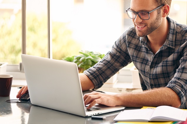 homme regarde sur internet homme regarde sur internet