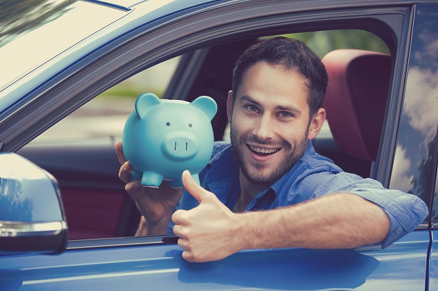 Un homme dans sa voiture