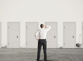 Homme devant les portes