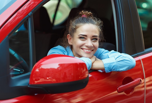 Une jeune femme et une audi rouge reprise audi