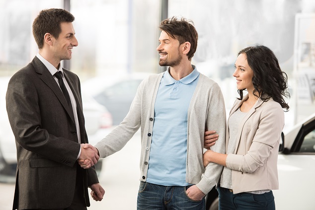 Rachat Hyundai Couple heureux voiture