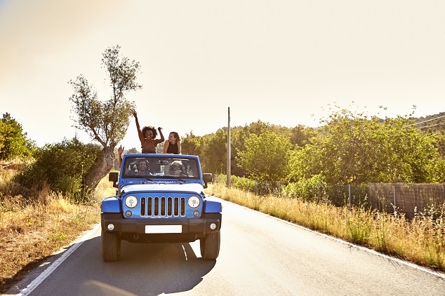 Rachat simple Jeep un groupe d'ami dans une jeep