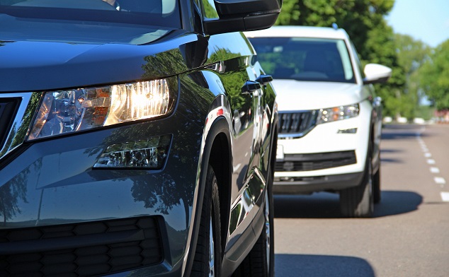 Deux voitures dans un embouteillage Deux voitures dans un embouteillage