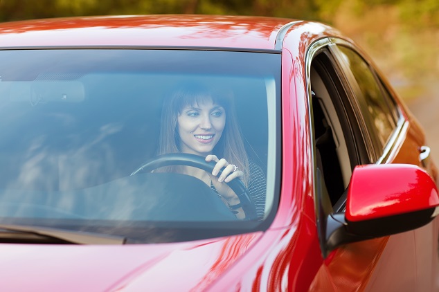 Une femme gare sa voiture