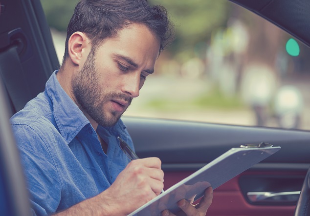 homme dans voiture