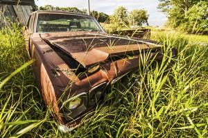 Une voiture abandonnée reprise voiture casse