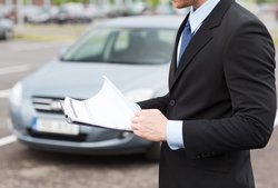 Les documents pour vendre sa voiture Un homme avec un document