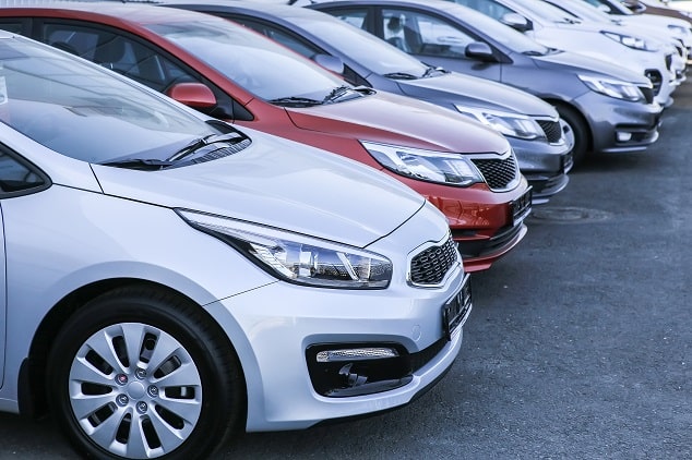 Des voitures garées sur un parking vendre voiture leasing
