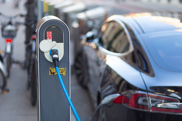 Une voiture hybride rechargeable Toyota Prius